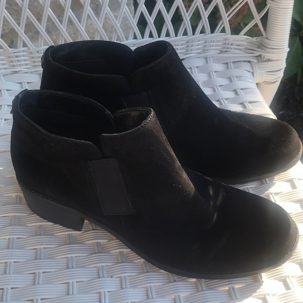 Anne Klein booties like new !! Very cute for fall and winter with jeans